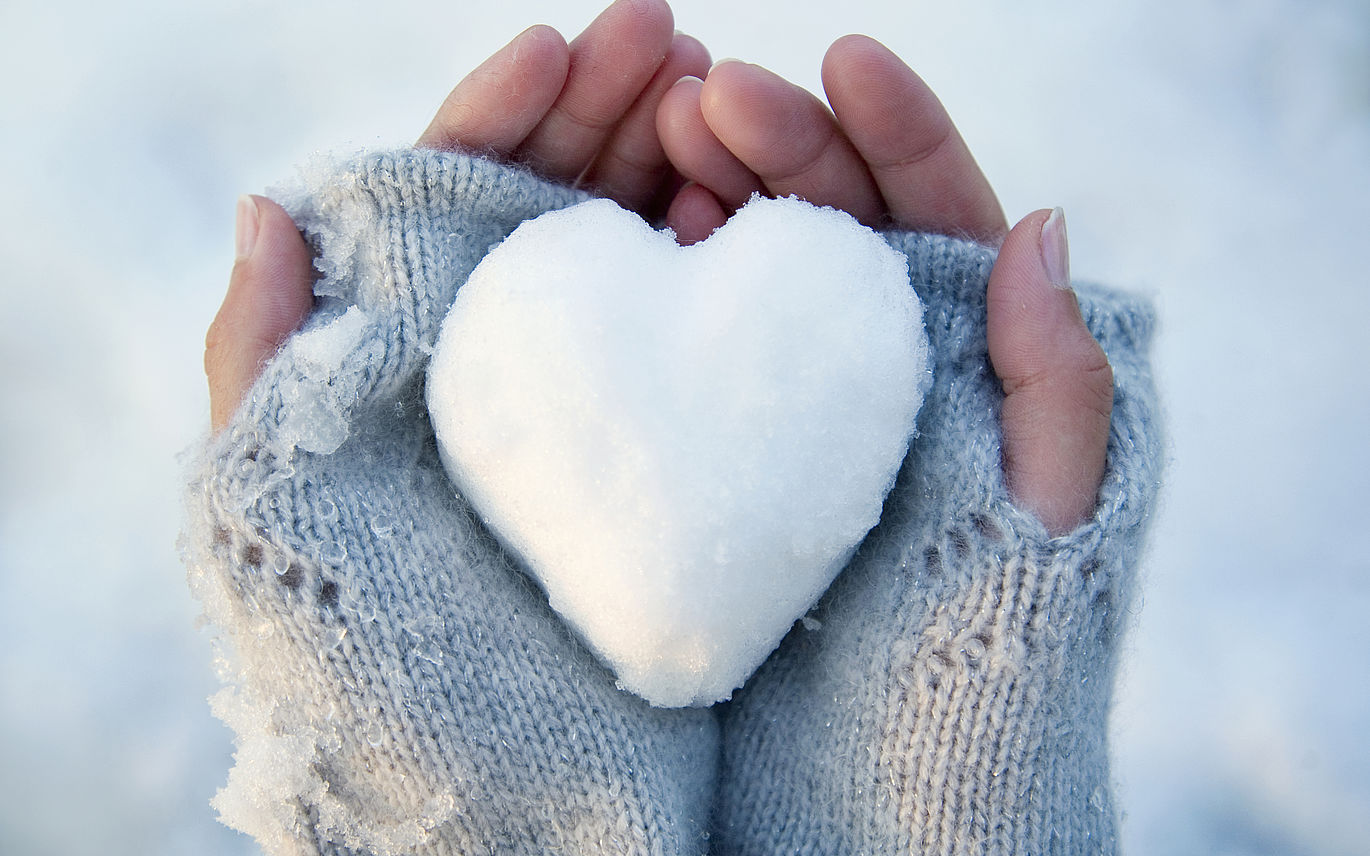 Schnee geformt als Herz