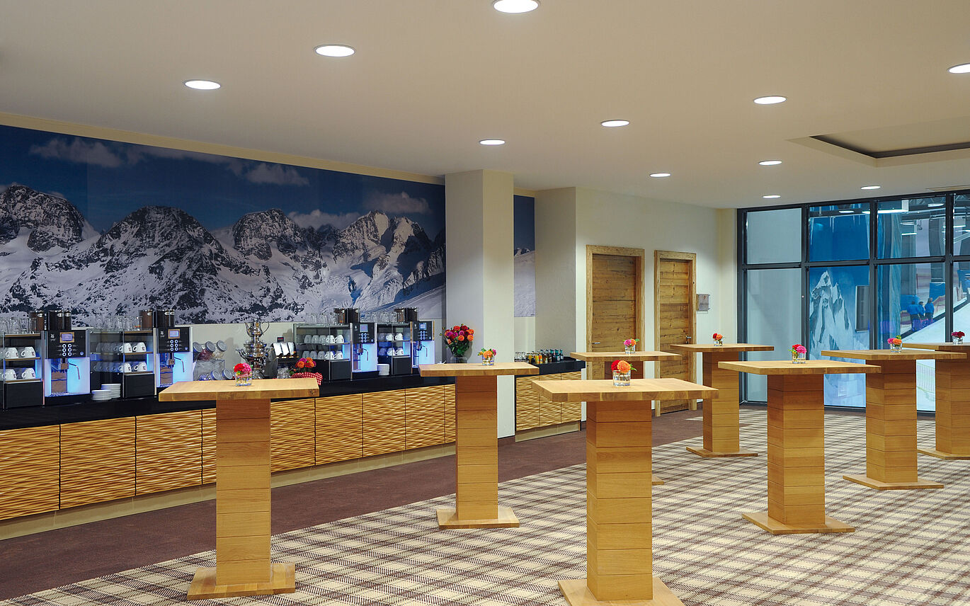 Foyer der Tagungsräumen mit Pistenblick