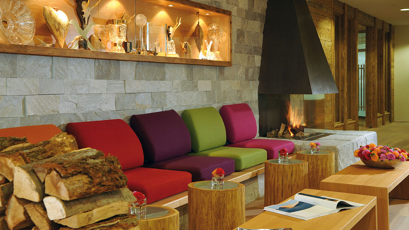 Lounge mit Kamin im Hotel Fire & Ice