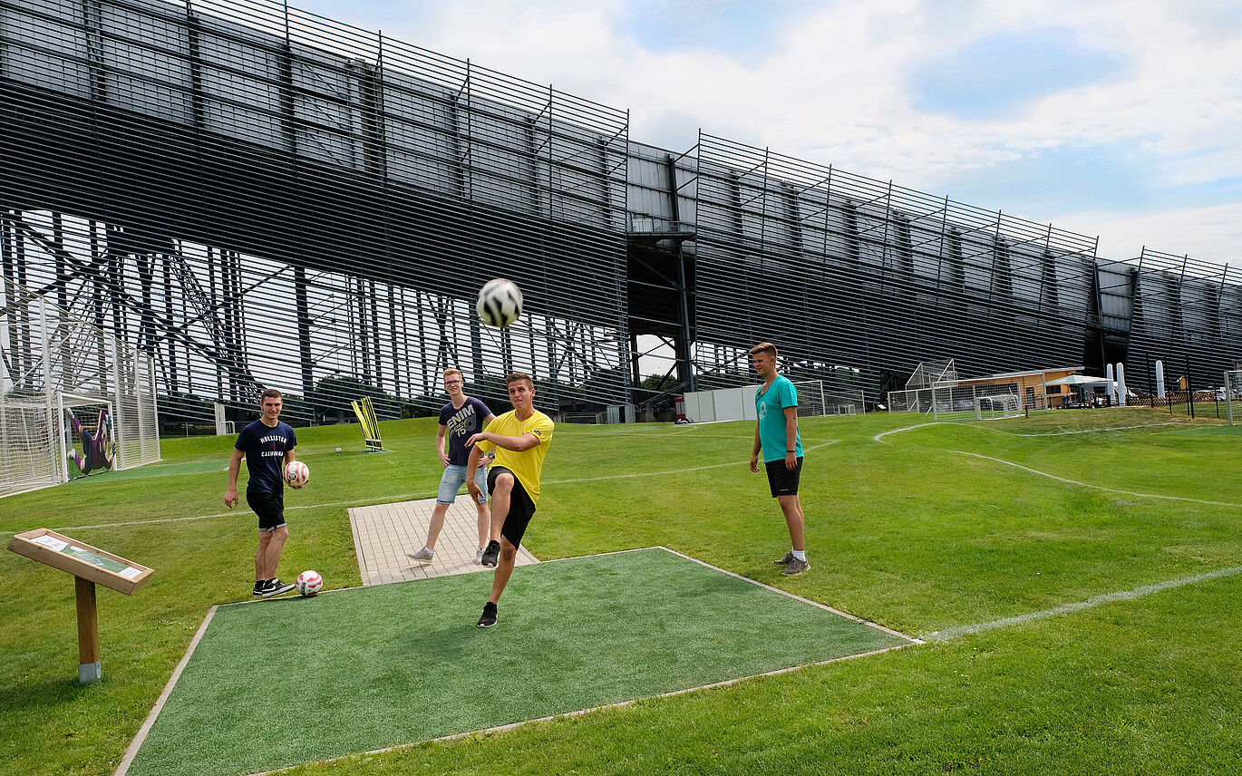 FunFußball Anlage mit Skihalle im Hintergrund