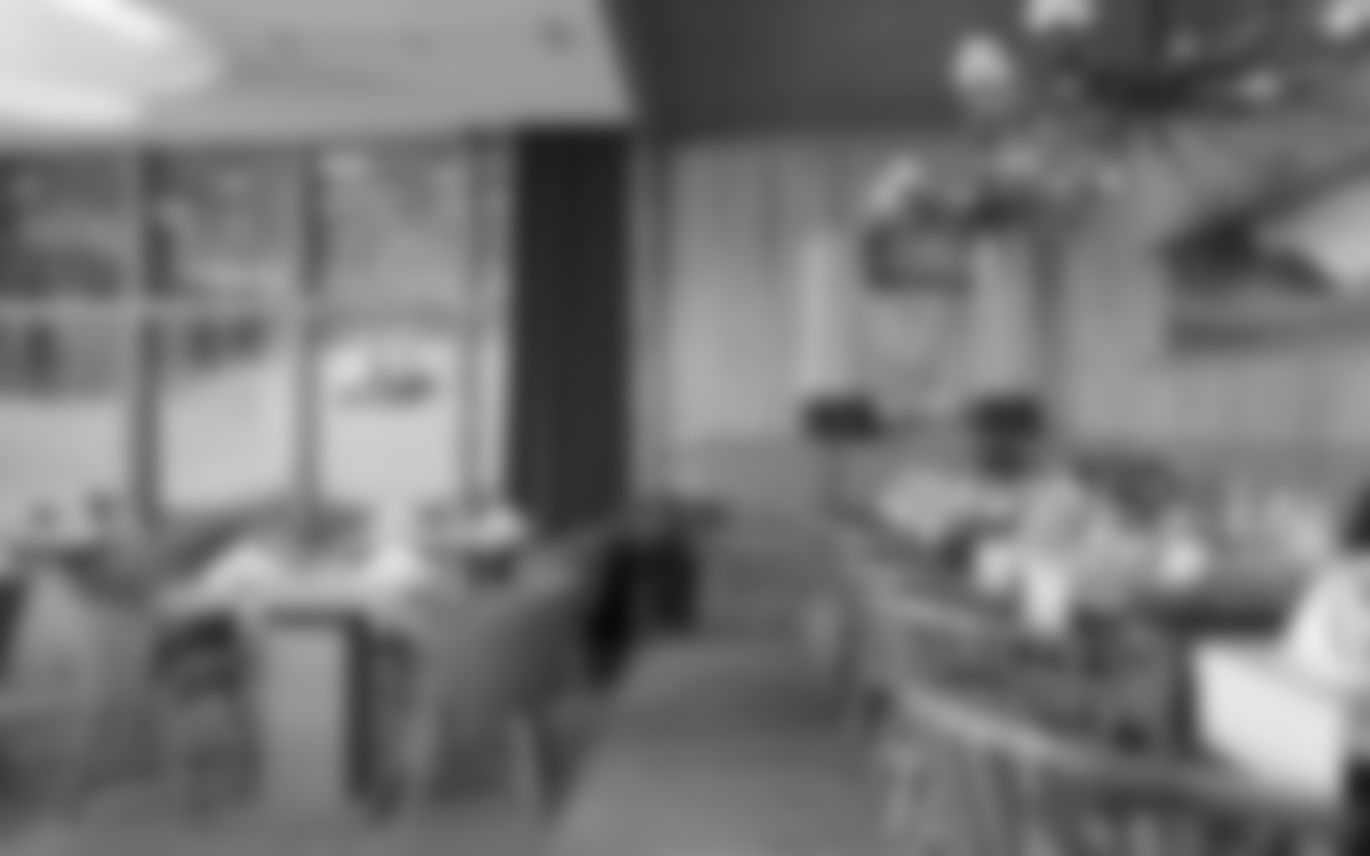 Eingedeckte Tische in der Pistenlounge