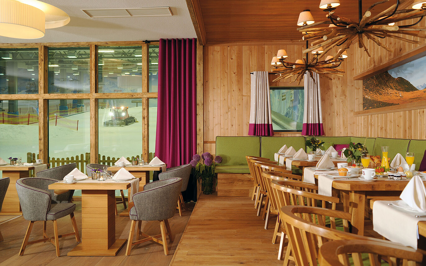 Eingedeckte Tische in der Pistenlounge